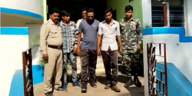 Fake IT Officers: নীলবাতির গাড়ি নিয়ে চলছিল দিব্যি তোলাবাজি, পুলিশি অভিযানে ফাঁস বড় চক্রের পর্দা