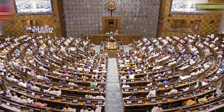 Lok Sabha News:  ২২ বছর আগের স্মৃতি উসকে সংসদের অধিবেশন কক্ষে ঝাঁপ ২ যুবকের, ছোঁড়া হল রঙ বোমা