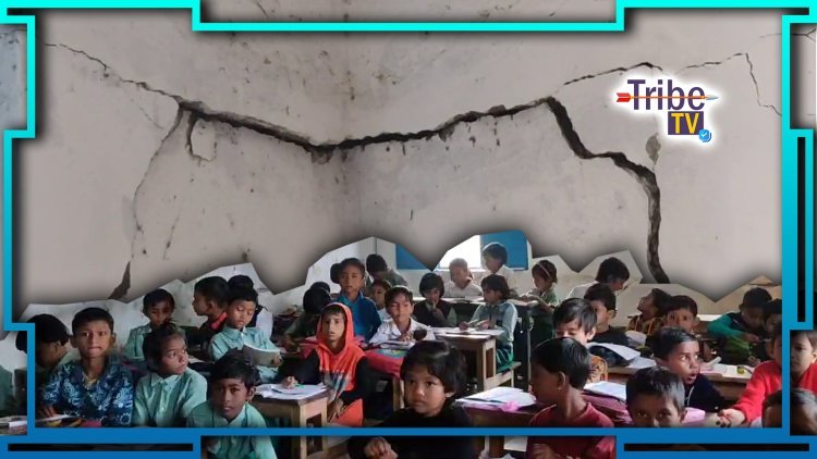 ভগ্নপ্রায় ক্লাসরুমে বিপজ্জনক ভাবে চলছে পড়াশোনা
