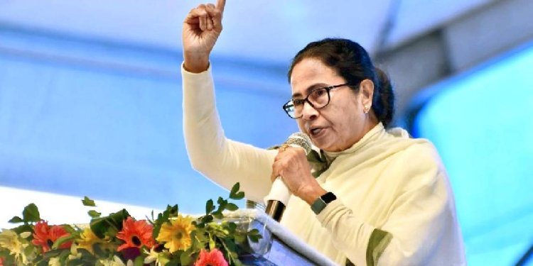 রাহুলের উত্তরবঙ্গ সফরের দিনই ধূপগুড়িতে মমতা