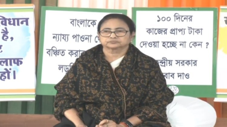বকেয়া বঞ্চনায় রেড রোডে ধর্নায় মমতা,   'ভোট পেতে নাটকবাজি', কটাক্ষ বিরোধীদের