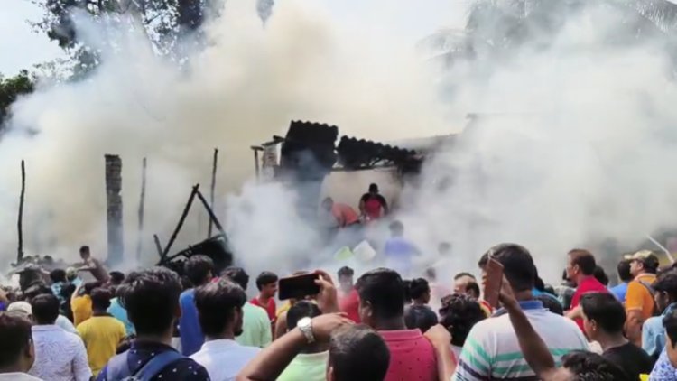 ঢাকুরিয়ায় ঝুপড়িতে আগুন, বন্ধ শিয়ালদহ দক্ষিণ শাখায় ট্রেন চলাচল
