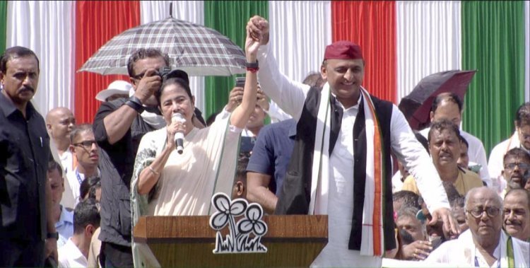 একুশের সভামঞ্চে ঐক্যের বার্তা মমতা-অখিলেশের, ঘুরিয়ে বার্তা কংগ্রেসকে!