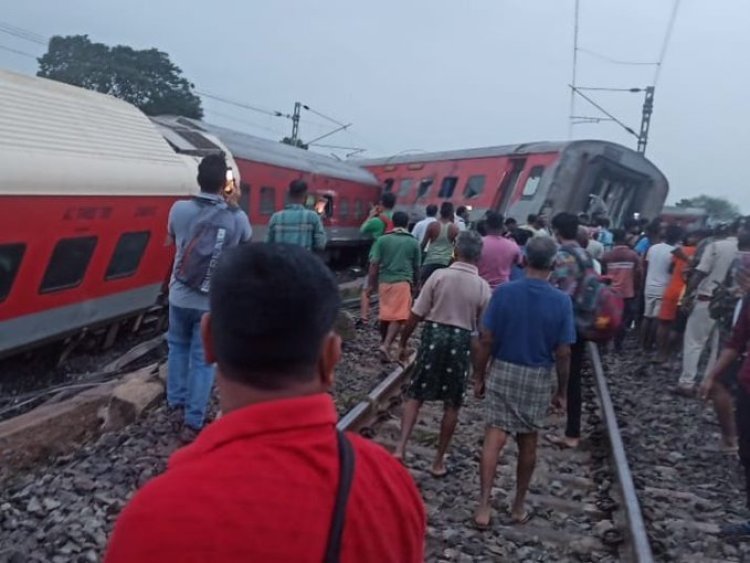 ফের লাইনচ্যুত ট্রেন, ঝাড়খণ্ডে বেলাইন হাওড়া থেকে মুম্বইগামী ট্রেনের ১৮টি কামরা