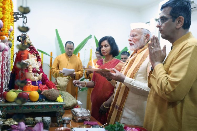 Modi at Chief Justice Home: একই ফ্রেমে গণেশ বন্দনায় প্রধানমন্ত্রী-প্রধান বিচারপতি, ভিডিয়ো ভাইরাল হতেই সমালোচনার ঝড়