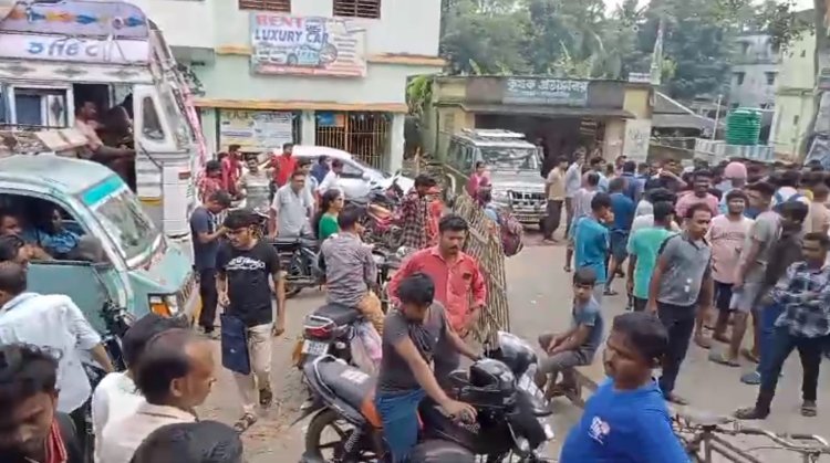 বন্যা পরিস্থিতি কাটলেও পরিষেবা নেই পানীয় জল-বিদ্যুতের, প্রতিবাদে রাজ্য সড়ক অবরোধ বাসিন্দাদের